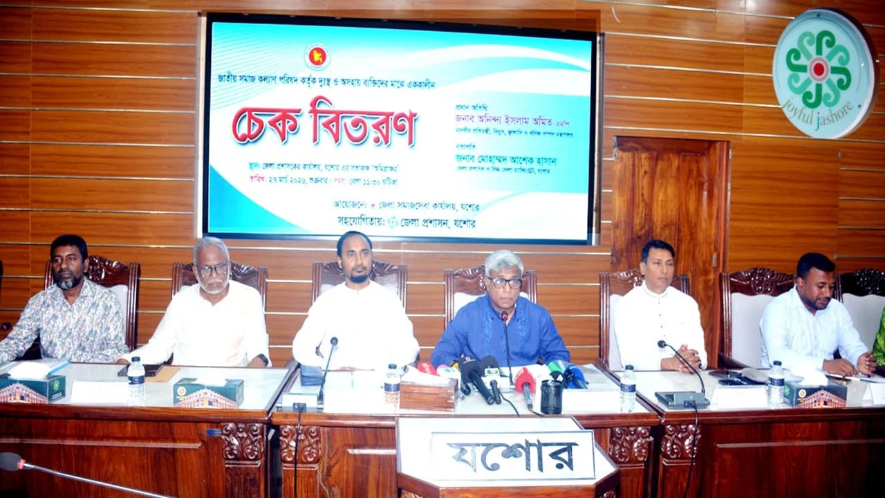 প্রান্তিক মানুষের কল্যাণে অঙ্গীকারবদ্ধ সরকার: যশোরে অসহায়দের মাঝে চেক বিতরণ ও জ্বালানি পরিস্থিতি তুলে ধরলেন প্রতিমন্ত্রী