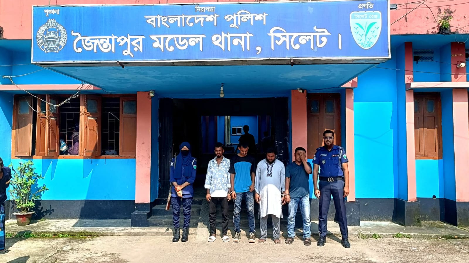 সীমান্ত পেরিয়ে অবৈধ অনুপ্রবেশকালে জৈন্তাপুরে দালালসহ চোদ্দজন আটক