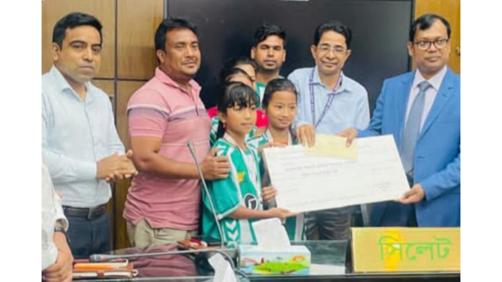প্রাথমিক বিদ্যালয়ের ক্ষুদে ফুটবলারদের জন্য সিলেট জেলা প্রশাসনের বিশেষ আর্থিক প্রণোদনা ঘোষণা ও বিতরণ