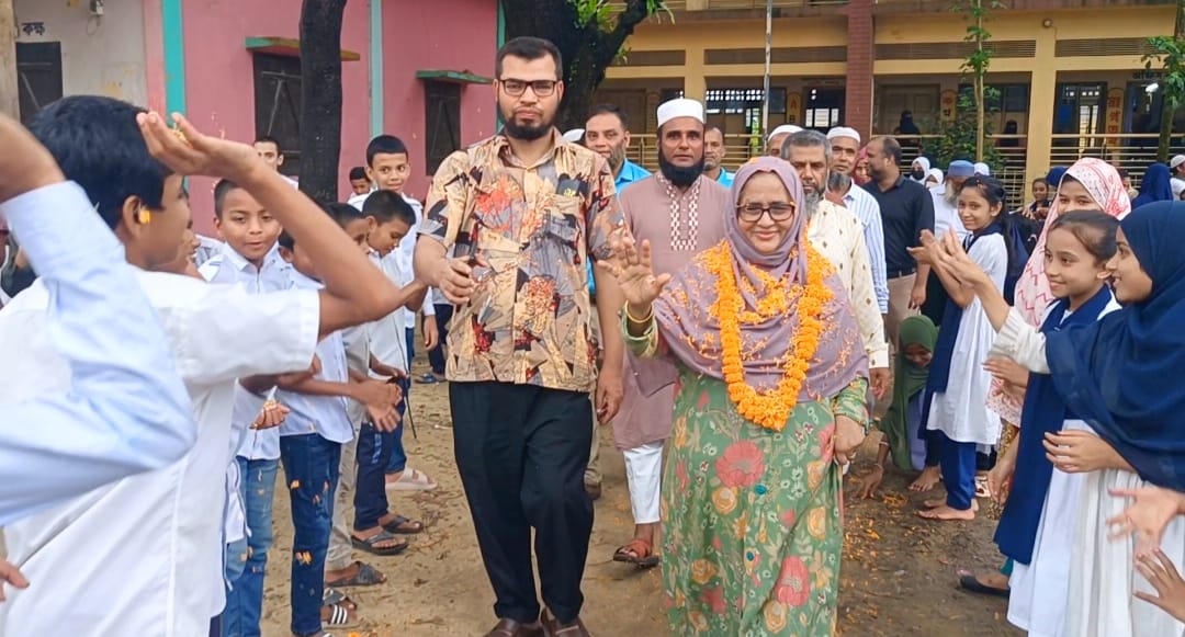 এক বর্ণাঢ্য কর্মজীবনের সার্থক সমাপ্তি, অশ্রুসিক্ত ভালোবাসায় বিদায় নিলেন প্রধান শিক্ষিকা হোসনে আরা পারভীন