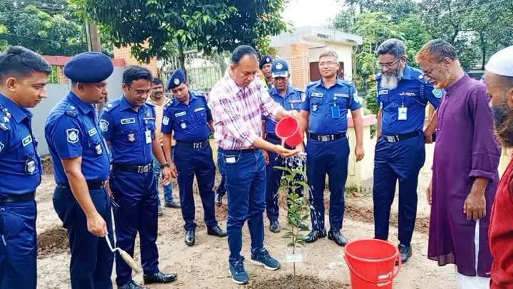 দিনাজপুর  বীরগঞ্জে থানায় বৃক্ষরোপণ কর্মসূচি ২০২৬-এর ফলদ বাগানের শুভ উদ্বোধন 🌿