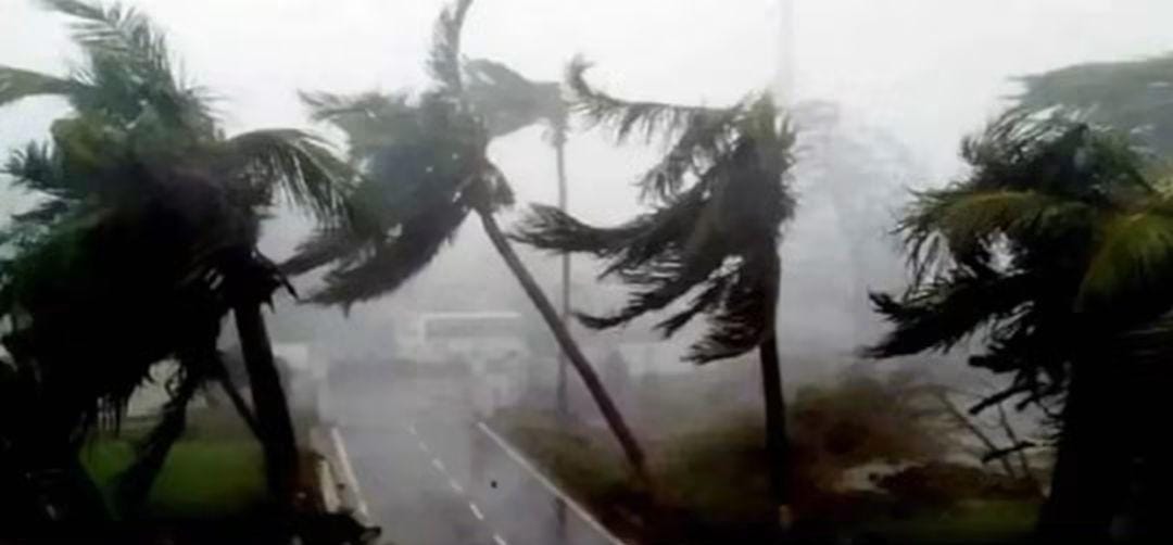 দেশের ১৭টি অঞ্চলে তীব্র ঝড়ো হাওয়ার পূর্বাভাস ও নদী বন্দরে সতর্ক সংকেত জারি