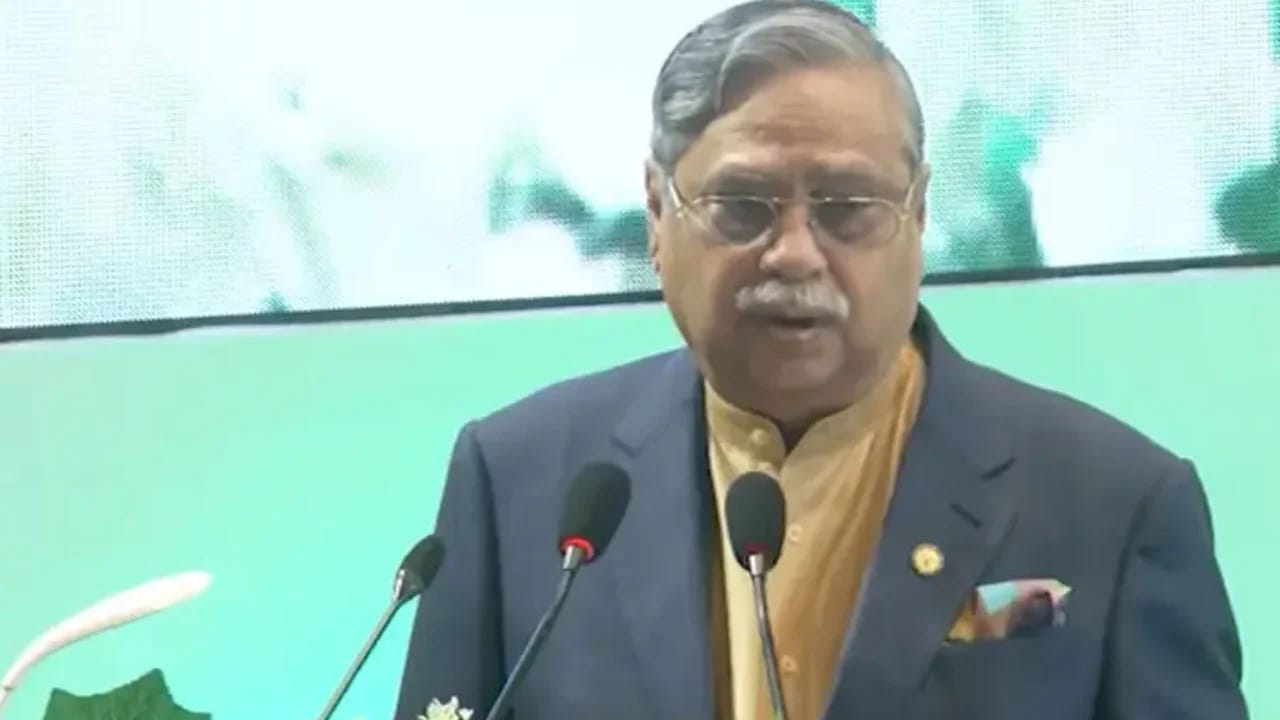 রাষ্ট্রীয় অনুষ্ঠানে রাষ্ট্রপতির নতুন অভিভাদন ও দীর্ঘ বিরতির পর জনসমক্ষে উপস্থিতি