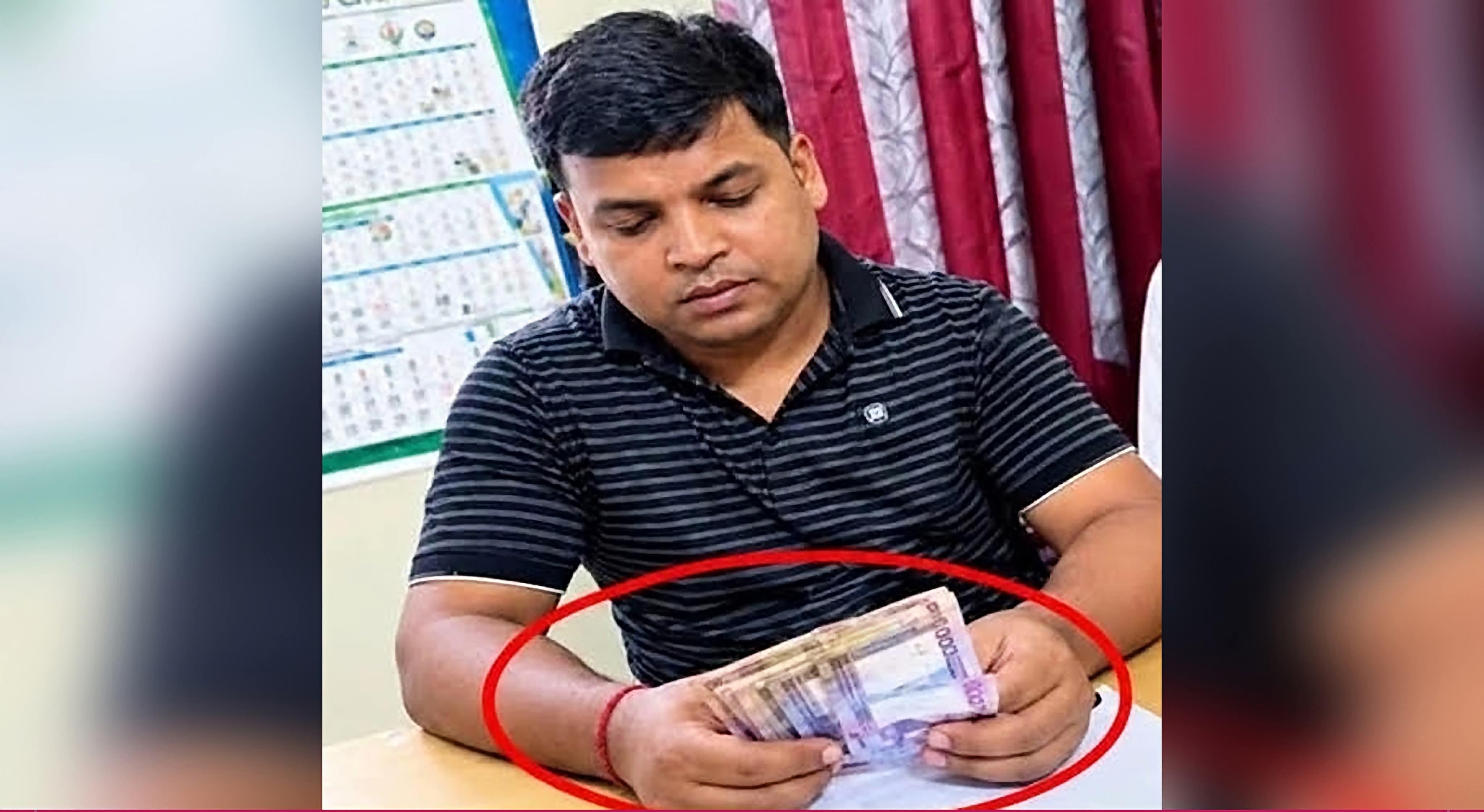 ঘুষ গ্রহণের ভিডিও ছড়িয়ে পড়ায় চাঁদপুরে ভূমি অফিসের কর্মচারী সাময়িক বরখাস্ত